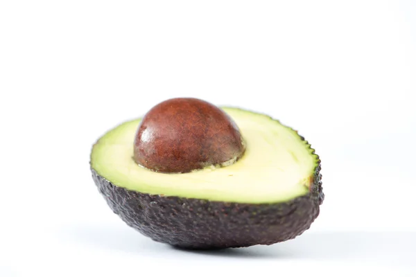 Avocadofrucht auf weiß — Stockfoto