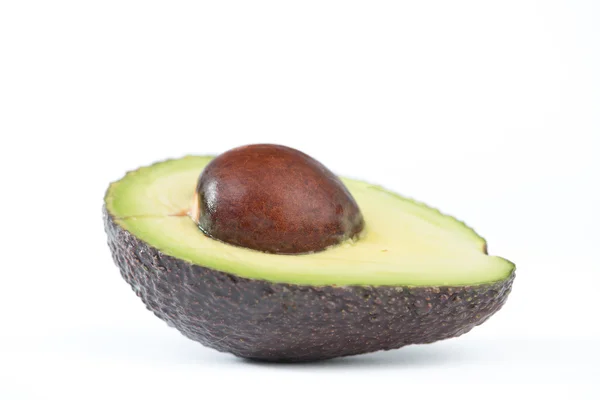 Hälfte der Avocadofrucht auf weiß — Stockfoto