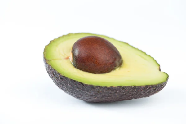 Metà di frutto di avocado su bianco — Foto Stock