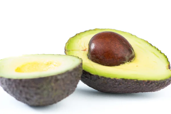 Hälfte der Avocadofrucht auf weiß — Stockfoto