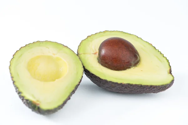 Metà di frutto di avocado su bianco — Foto Stock