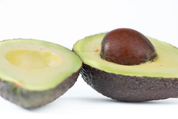 Hälfte der Avocadofrucht auf weiß — Stockfoto