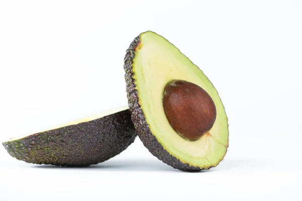 Hälfte der Avocadofrucht auf weiß — Stockfoto