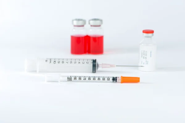 Injekční stříkačka a medicína lahvičky pozadí — Stock fotografie