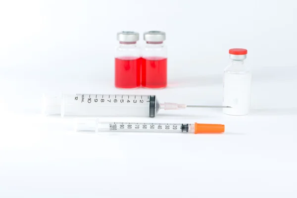 Seringa para injectáveis e frasco para injectáveis — Fotografia de Stock