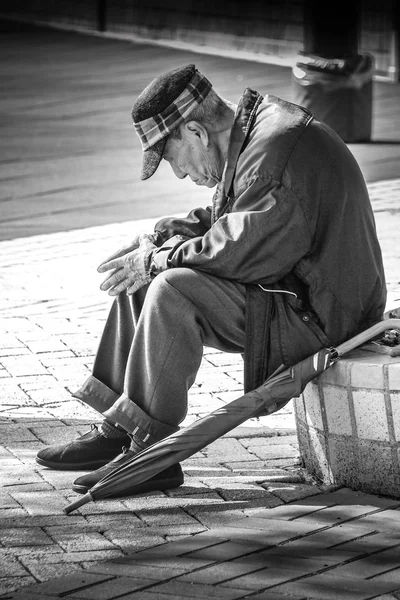 ГОНКОНГ - 19 января 2015 - Старик сидит в парке Фунг Так на J — стоковое фото