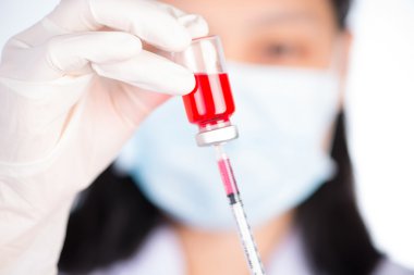 Hemşire dolgular şırıngadan enjeksiyon şişe beyaz