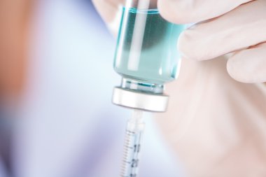 Hemşire dolgular şırıngadan enjeksiyon şişe WHI üzerinde el kadar kapalı