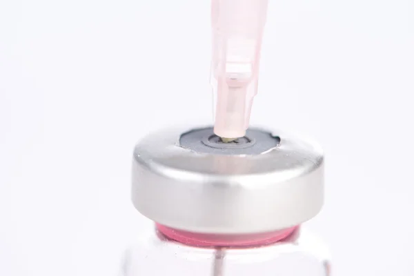 Siringa per iniezione inserita nel flaconcino del medicinale — Foto Stock