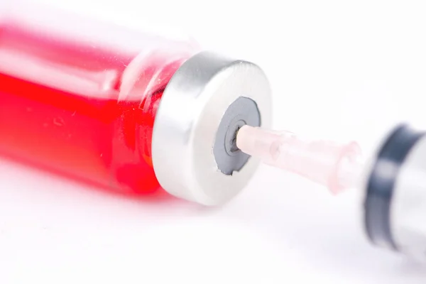 Jeringa para inyección puesta en vial de medicamento —  Fotos de Stock