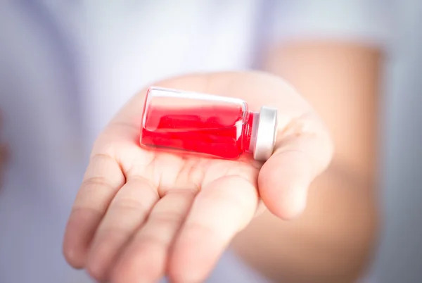 Hemşire tutun enjeksiyon şişe eller yukarıda kapalı