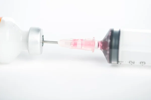 Şişe ve beyaz şırınga ile enjeksiyon hazırlık — Stok fotoğraf