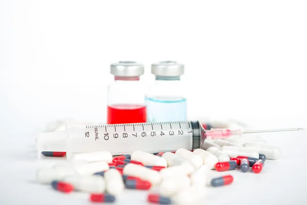 Suntikan injeksi dan obat pada warna putih — Stok Foto
