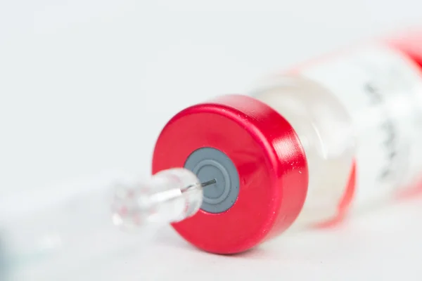 Preparação para injeção com frasco para injetáveis e seringa sobre branco — Fotografia de Stock