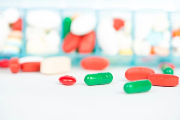 Medicine tablet and capsule in weekly pill box — Stock Photo, Image