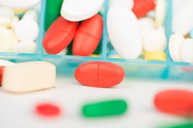 Tıp tablet ve kapsül haftalık hap kutusu içinde