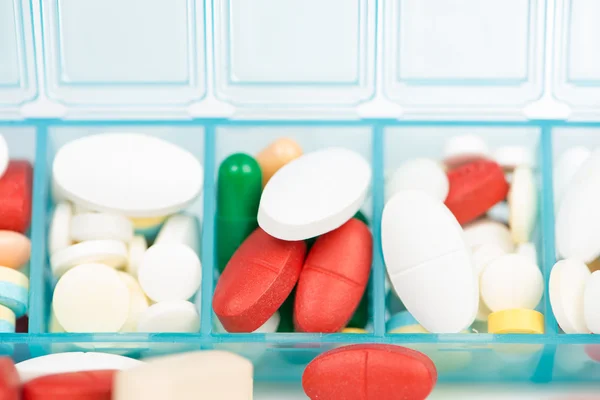 Medicine tablet and capsule in weekly pill box — Stock Photo, Image