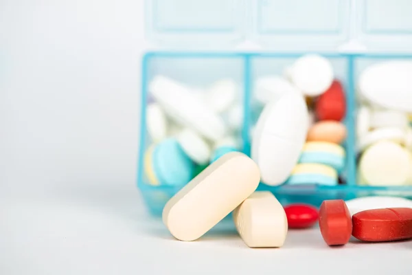 Medikamententablette und Kapsel in der wöchentlichen Tablettenbox — Stockfoto