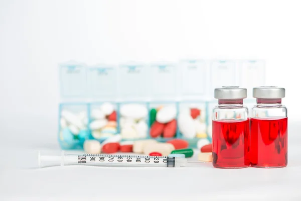 Botol injeksi dan obat-obatan dalam kotak pil mingguan — Stok Foto