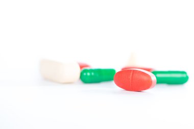 Beyaz zemin üzerine tıp tablet