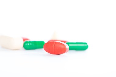 Beyaz zemin üzerine tıp tablet