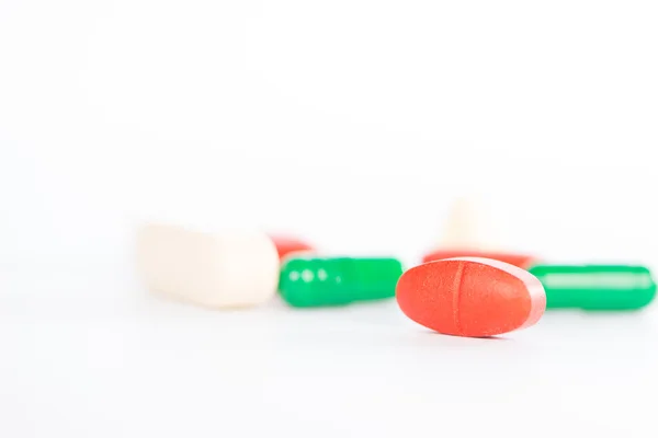 Comprimido de medicina em fundo branco — Fotografia de Stock