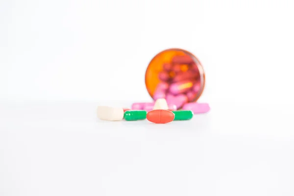 Medycyna tabletki i dozowania butelka — Zdjęcie stockowe
