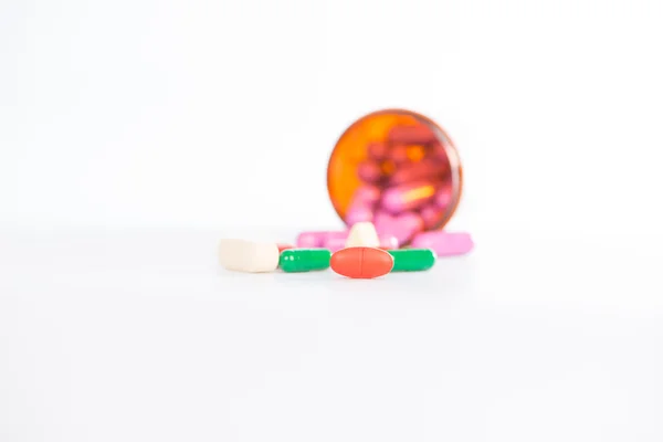 Medicine tablet and dispensing bottle — Stock Photo, Image