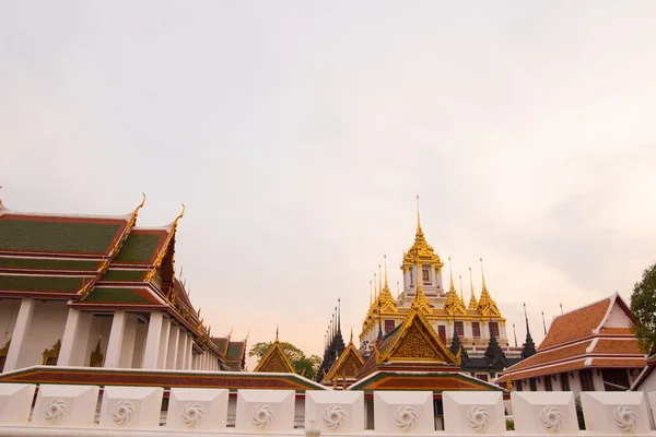 Loha 座在泰国曼谷的 Wat Ratchanadda — 图库照片
