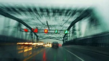 Jacques Cartier köprüde bir arabada yağmurlu gece