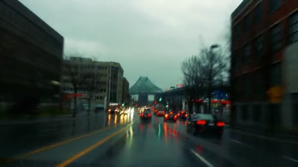 Regnig kväll i en bil med Jacques-Cartier Bridge — Stockvideo