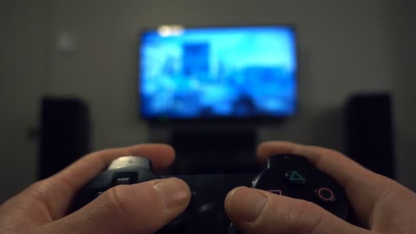 Hombre jugando a Battlefield Online — Vídeos de Stock