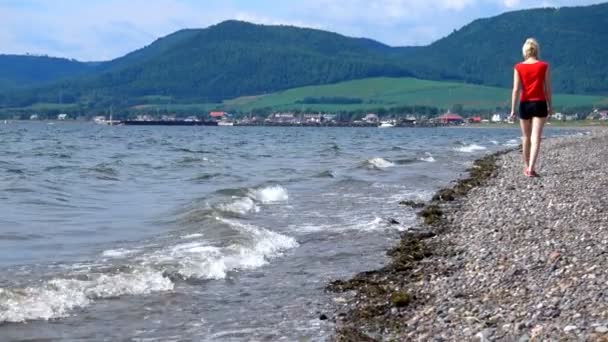 Gaspe, deniz kıyısında yürüyen kadın — Stok video