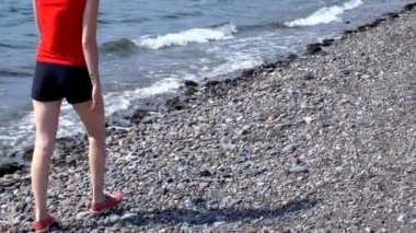 Gaspe, deniz kıyısında yürüyen kadın 