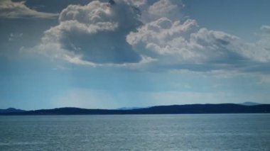 Büyük bulutlar Timelapse Okyanusu üzerinden hareket