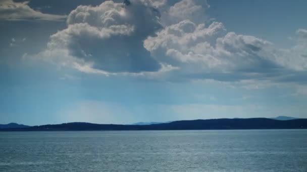 Große Wolken im Zeitraffer über dem Ozean — Stockvideo