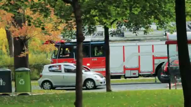 Bombeiros na estrada de Montreal vão de plantão — Vídeo de Stock