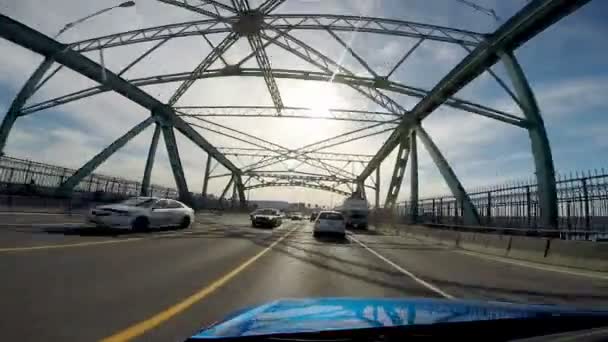 Μπλε αυτοκίνητο διασχίζοντας τη γέφυρα του Ζακ-Cartier — Αρχείο Βίντεο