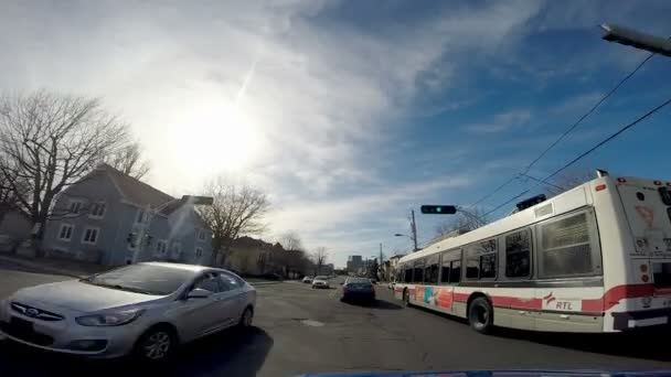 Rijden in een buitenwijk van de Zuid-Shore van Montreal — Stockvideo