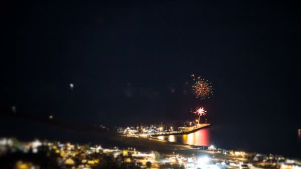 Vista alta e lontana dei fuochi d'artificio — Video Stock