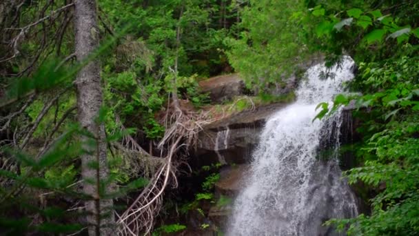 Вид на водоспад в горах — стокове відео