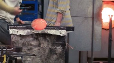 Islak gazete, kriko ve hava soğutucu ile bir parça şekillendirmek