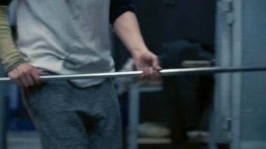 Mermerde yuvarlanan camlar ve renkli camlar.