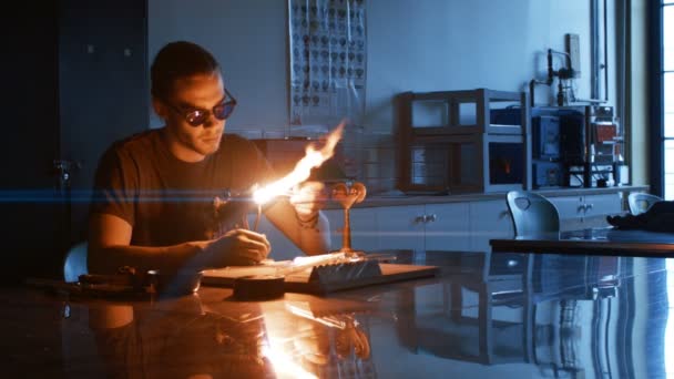 Calentar una varilla de vidrio con una antorcha en una sala de clase — Vídeo de stock