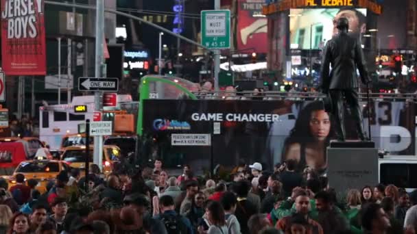 Таймс-сквер ночью переполнен туристами и машинами — стоковое видео