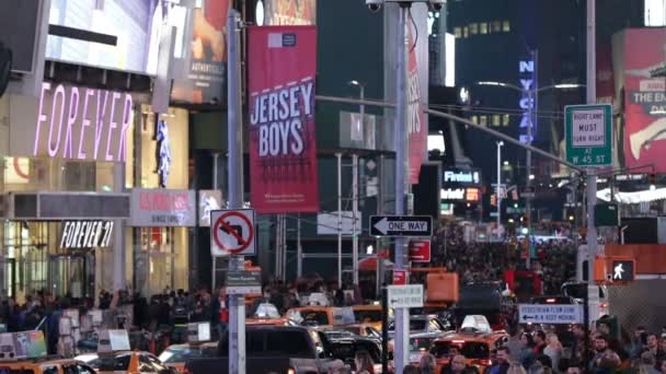 Times Square por la noche lleno de turistas y coches — Vídeos de Stock