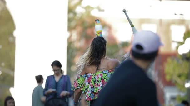 Jonge Spaanse vrouw jongleren met spelden in Greenwich Park tijdens de lunch, New York City — Stockvideo
