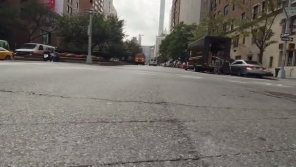 Low Angle Crossing the Park Avenue menuju Central Park di New York City pada siang hari. — Stok Video