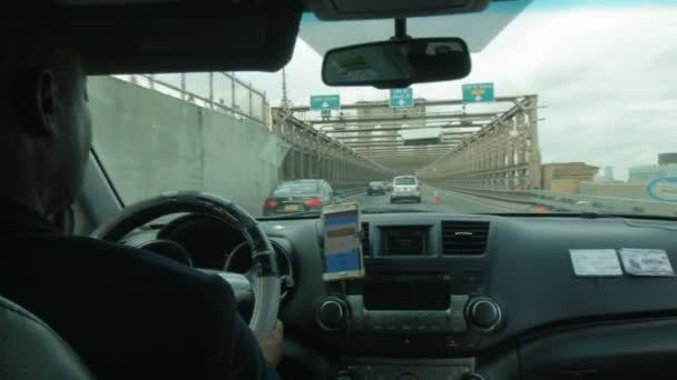 Uber Taxi Service Vue de l'intérieur d'une voiture depuis le siège arrière. — Video