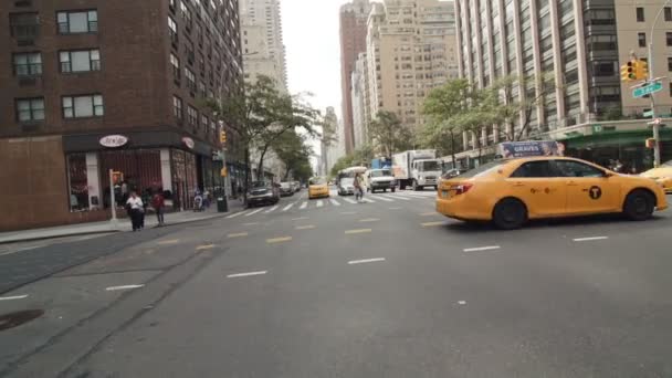 Gün boyunca New York 'taki Central Park' a doğru 3. Cadde 'yi geçerek.. — Stok video